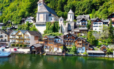 Téléchargez les photos : Hallstatt, Autriche. Vue aérienne de la belle ville depuis un drone volant au-dessus du lac en saison estivale - en image libre de droit