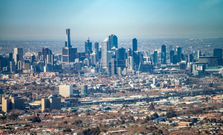 Foto de MELBOURNE - 8 de septiembre de 2018: Vista aérea del horizonte de Melbourne desde el helicóptero. La ciudad atrae a 10 millones de turistas anualmente
. - Imagen libre de derechos