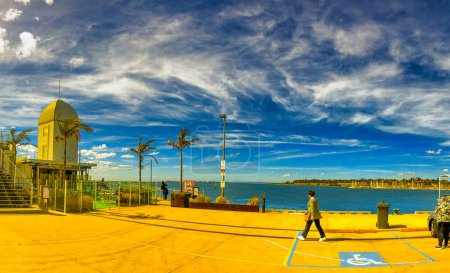 Foto de Geelong, Australia - 8 de septiembre de 2018: Cunningham Pier y estacionamiento en un hermoso día soleado, vista panorámica. - Imagen libre de derechos