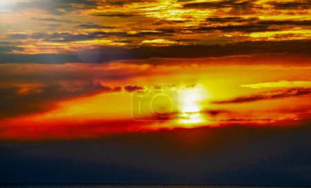 Téléchargez les photos : Ciel jaune incroyable juste avant le coucher du soleil - en image libre de droit
