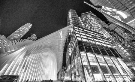 Foto de NUEVA YORK CITY - 4 DE DICIEMBRE DE 2018: Complejo del World Trade Center por la noche, vista exterior. Sustituye a los siete edificios originales en el mismo sitio que fueron destruidos en los ataques del 11 de septiembre. - Imagen libre de derechos