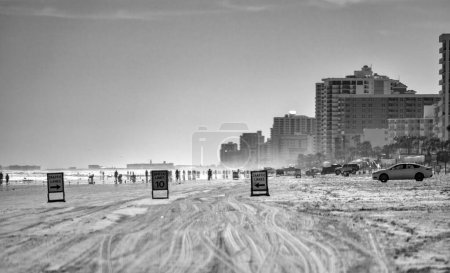 Téléchargez les photos : Daytona Beach signes de rue le long du rivage par une journée d'hiver ensoleillée - en image libre de droit