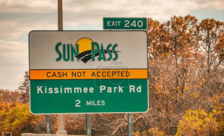 Téléchargez les photos : ORLANDO, FL - 19 FÉVRIER 2016 : Panneau Sunpass le long de l'autoroute. C'est la meilleure façon de voyager en Floride - en image libre de droit