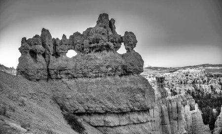 Foto de Formaciones rocosas naturales al atardecer con arco y agujero en el Parque Nacional Bryce Canyon, EE.UU. - Imagen libre de derechos