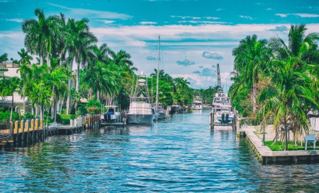 Foto de Fort Lauderdale, Florida. Hermosa vista de los canales de la ciudad con barcos y edificios en un día soleado de invierno. - Imagen libre de derechos