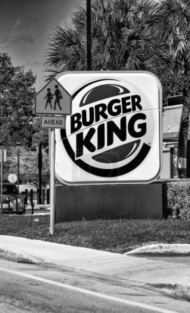 Foto de MIAMI, FL - 25 de FEBRERO de 2016: Burger King restaurante de comida con palmeras en el fondo - Imagen libre de derechos