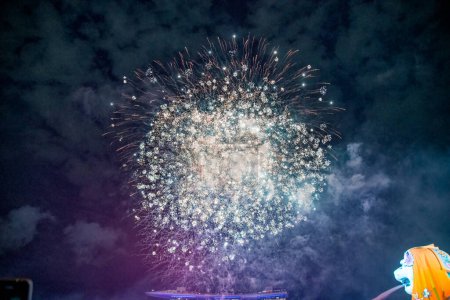 Téléchargez les photos : Singapour - 31 décembre 2019 : Feux d'artifice dans le ciel pour le réveillon du Nouvel An. - en image libre de droit