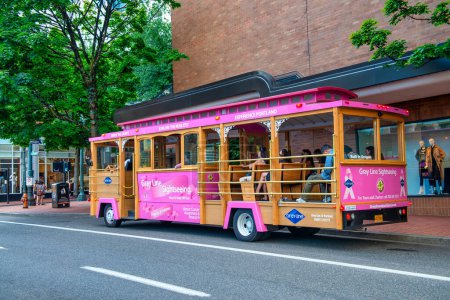 Foto de PORTLAND, OR - AUGUST 18, 2017: Pink city tram along the street - Imagen libre de derechos