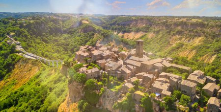 Téléchargez les photos : Approche de la ville médiévale de Civita di Bagnoregio depuis un drone, Italie - en image libre de droit