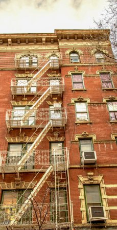 Foto de Edificio rojo con escaleras exteriores en Manhattan, Nueva York. - Imagen libre de derechos