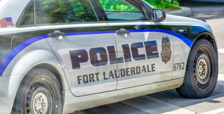 Foto de FORT LAUDERDALE, FL - 29 DE FEBRERO DE 2016: Coche de policía Fort Lauderdale estacionado a lo largo de las calles de la ciudad - Imagen libre de derechos