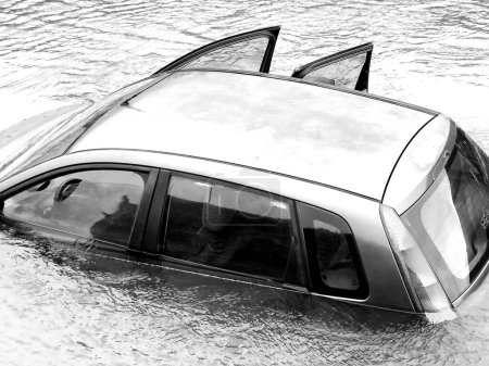 Foto de Coche dañado inundado en el río - Desastre de inundación. - Imagen libre de derechos