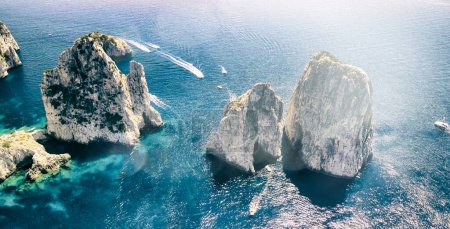 Téléchargez les photos : Vue aérienne imprenable sur les rochers Faraglioni au-dessus de la mer dans l'île de Capri, en Italie. Point de vue du drone. - en image libre de droit
