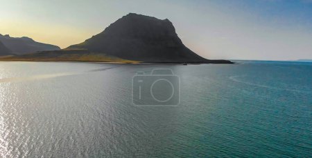 Téléchargez les photos : Vue aérienne du magnifique fjord Grundar et de la montagne Kirkjuefell en saison estivale, Islande - en image libre de droit