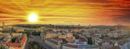 Foto de Bratislava, Eslovaquia. Vista aérea del centro de la ciudad al atardecer. Mirador panorámico desde el dron. - Imagen libre de derechos