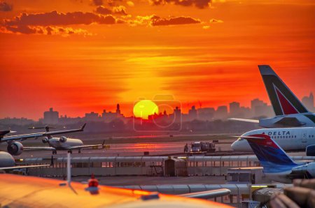 Téléchargez les photos : New York City - April 2009: Airplanes at sunset along the runway at JFK international airport. - en image libre de droit