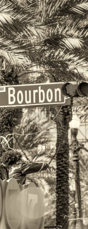 Foto de NEW ORLEANS, LA - 9 DE FEBRERO DE 2016: Desfile de carnaval a lo largo de Bourbon Street en un día soleado. El Mardi Gras es la mayor celebración que la ciudad celebra cada año. - Imagen libre de derechos