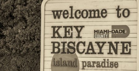 Foto de Bienvenido a Key Biscayne señal de tráfico en Miami, Florida - Imagen libre de derechos