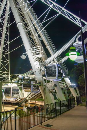 Téléchargez les photos : Brisbane, Australia - August 14, 2009: Ferris wheel carriages at night at Brisbane Ekka. - en image libre de droit