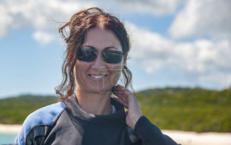 Foto de Retrato de una mujer caucásica feliz lista para el snorkel y el buceo. - Imagen libre de derechos
