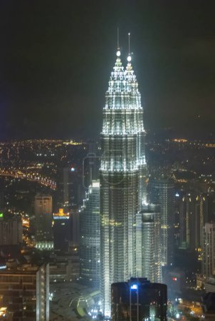 Foto de Kuala Lumpur, Malasia - 9 de agosto de 2009: Torres Gemelas Petronas, vista aérea por la noche. - Imagen libre de derechos