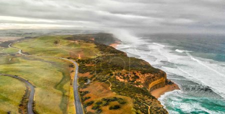 Téléchargez les photos : Vue aérienne de douze apôtres depuis un drone le long de Great Ocean Road, Australie - en image libre de droit