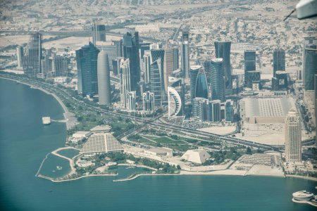 Foto de Doha, Qatar - 17 de septiembre de 2018: Vista aérea del horizonte de la ciudad desde un avión volador sobre la capital de Qatar. - Imagen libre de derechos