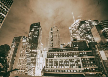 Foto de NUEVA YORK CITY, EE.UU. - 30 DE NOVIEMBRE DE 2018: Vista nocturna de las luces de Manhattan con rascacielos altos - Imagen libre de derechos
