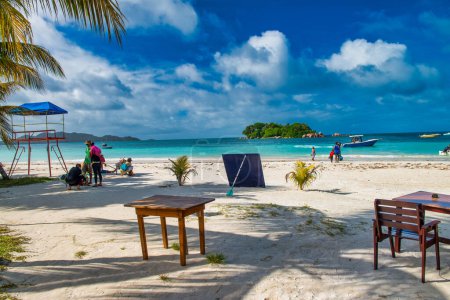 Téléchargez les photos : Praslin, Seychelles - September 2017: People along the beautiful beach on a sunny day. - en image libre de droit