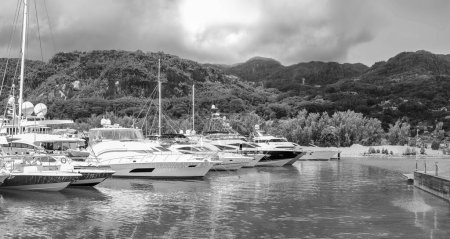 Foto de MAHE ', SEYCHELLES - 15 DE SEPTIEMBRE DE 2017: Vista panorámica del puerto y barcos de la isla del Edén, Mahe' - Seychelles - Imagen libre de derechos