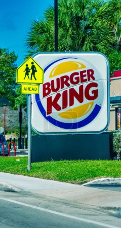 Téléchargez les photos : MIAMI, FL - 25 FÉVRIER 2016 : Burger King restaurant gastronomique avec des paumes sur le fond - en image libre de droit