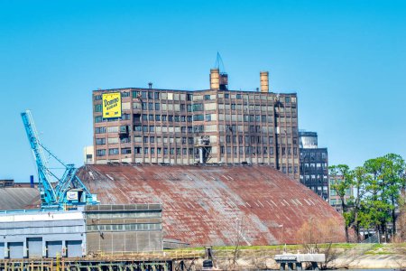 Foto de New Orleans, LA - February 11, 2016: The Domino Sugar Chalmette refinery site as viewed from the Mississippi River. This factory has a history of more than a 100 years. - Imagen libre de derechos