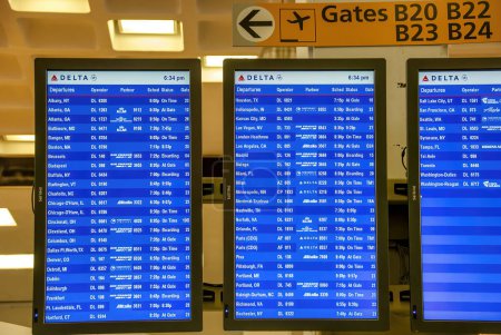 Foto de New York City - April 2009: Departures screens at JFK international airport. - Imagen libre de derechos
