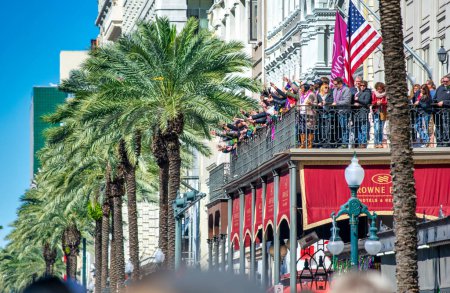 Foto de New Orleans, LA - February 9, 2016: Colorful float along Mardi Gras Parade through the city streets. Mardi Gras is the biggest celebration the city of New Orleans hosts every year. - Imagen libre de derechos