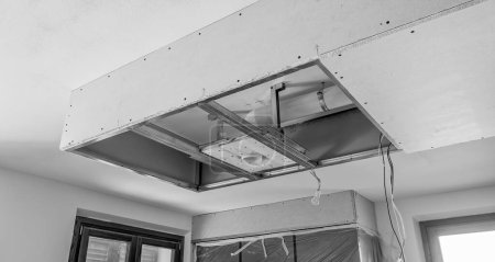 Téléchargez les photos : Travaux de finition dans une nouvelle maison. Plafonds suspendus Préparation de plafond de cloison sèche pour la lumière menée - en image libre de droit