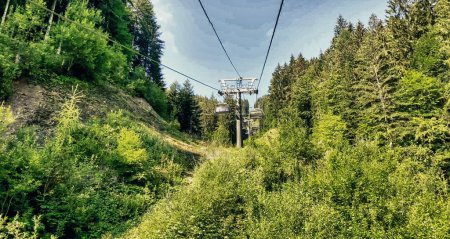 Téléchargez les photos : Beau télésiège dans les Alpes. - en image libre de droit