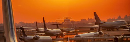 Flugzeuge bei Sonnenuntergang auf der Landebahn des internationalen Flughafens.