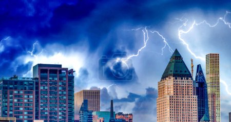 Téléchargez les photos : Tempête et éclairs sur les gratte-ciel de Manhattan, New York. - en image libre de droit