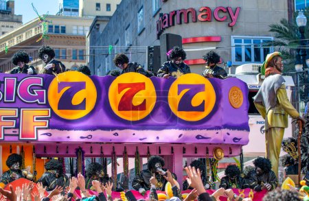 Foto de New Orleans, LA - February 9, 2016: Mr Big Zulu float along Mardi Gras Parade through the city streets. Mardi Gras is the biggest celebration the city of New Orleans hosts every year. - Imagen libre de derechos
