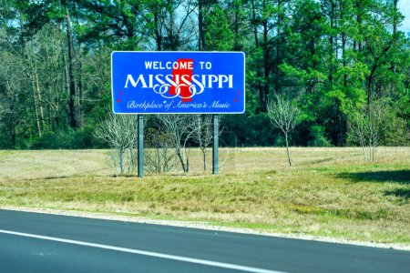 Téléchargez les photos : Welcome to Mississippi road sign along the interstate. - en image libre de droit