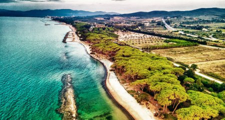 Téléchargez les photos : Vue aérienne du littoral toscan au crépuscule. - en image libre de droit