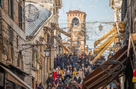 Téléchargez les photos : Venice, Italy - February 8, 2015: Crowd along Rialto Bridge during the carnival parade. - en image libre de droit