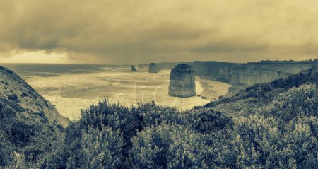 Téléchargez les photos : Les douze apôtres formations rocheuses le long de la Great Ocean Road, vue aérienne panoramique - Victoria, Australie. - en image libre de droit