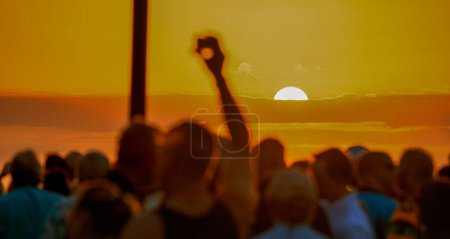Menschen fotografieren den berühmten Sonnenuntergang am Mallory Square in Key West