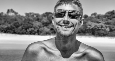 Téléchargez les photos : Portrait d'un homme caucasien heureux se détendre sur un beau paysage de plage. - en image libre de droit