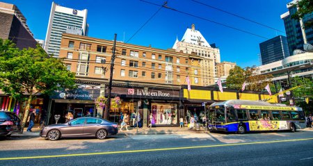 Téléchargez les photos : Vancouver, Canada - Le 10 août 2017 : Les rues du centre-ville de Vancouver par une belle journée ensoleillée - en image libre de droit
