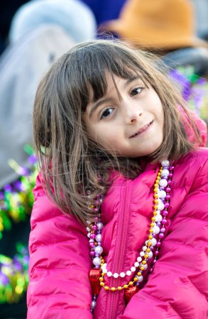 Téléchargez les photos : Bonne petite fille au carnaval de la Nouvelle-Orléans sur Mardi gras événement majeur. - en image libre de droit