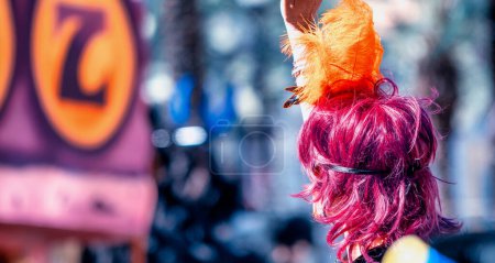 Foto de NEW ORLEANS, LA - 9 DE FEBRERO DE 2016: Desfile de carnaval a lo largo de Bourbon Street en un día soleado. El Mardi Gras es la mayor celebración que la ciudad celebra cada año. - Imagen libre de derechos