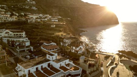 Foto de Vista aérea de las piscinas naturales de Porto Moniz al atardecer en Madeira, Portugal. - Imagen libre de derechos