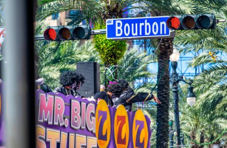 Foto de New Orleans, LA - February 9, 2016: Mr Big Zulu float along Mardi Gras Parade in Bourbon Street. Mardi Gras is the biggest celebration the city of New Orleans hosts every year. - Imagen libre de derechos